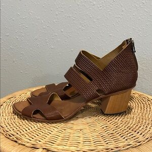 Cydwoq Snatch Brown Vintage‎ Wooden Heel Sandals
